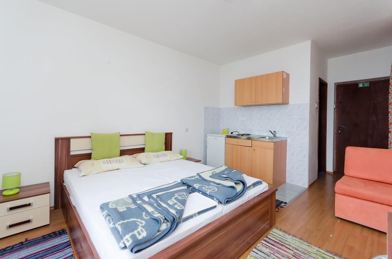 Apartments And Room Luka Klenovica Extérieur photo