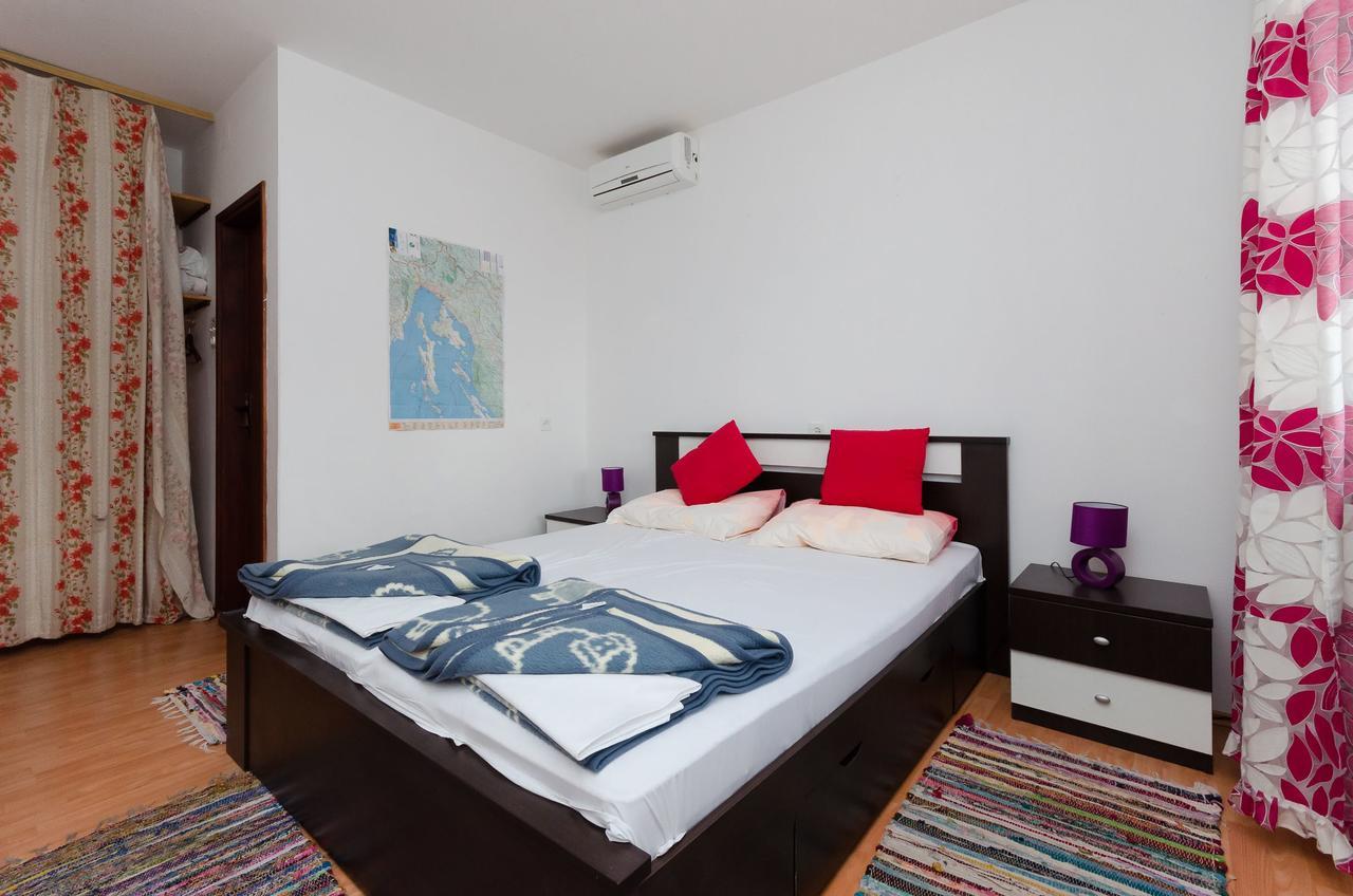 Apartments And Room Luka Klenovica Extérieur photo