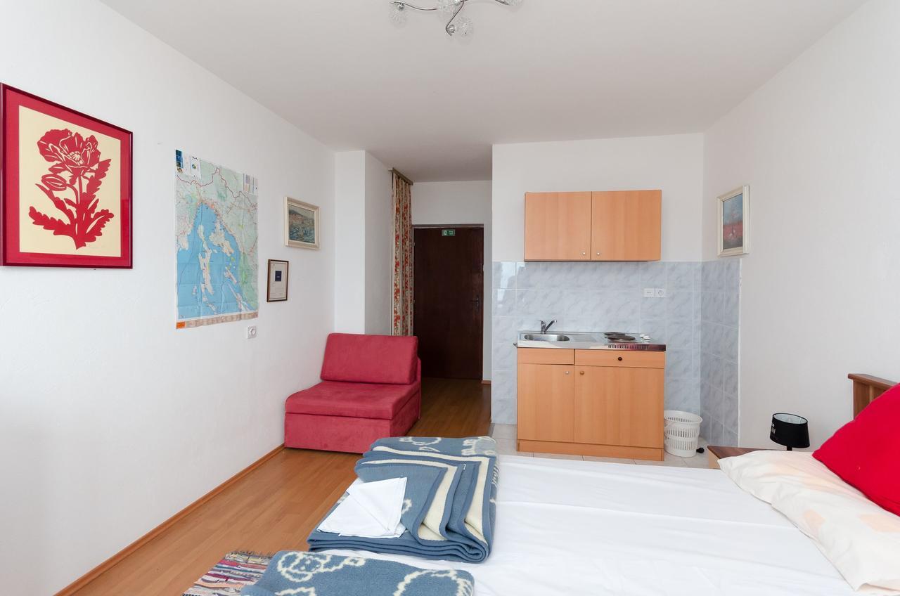 Apartments And Room Luka Klenovica Extérieur photo