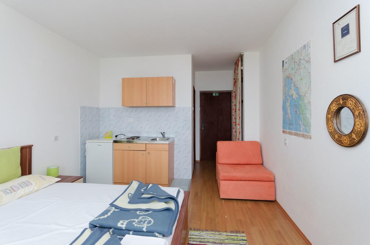 Apartments And Room Luka Klenovica Extérieur photo